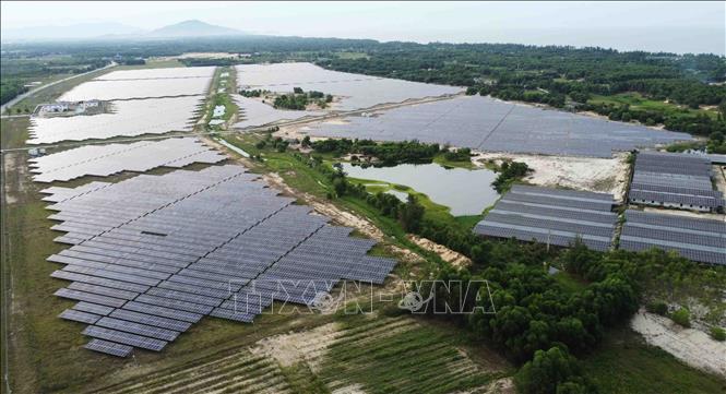 Nhà máy Điện mặt trời Cẩm Hòa có diện tích 60 ha, được lắp đặt 152.670 tấm pin mặt trời và giá đỡ (tương đương 5.089 giàn pin). Ảnh: Vũ Sinh - TTXVN