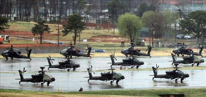 Trong ảnh: Trực thăng được triển khai tại Trại Humphreys, căn cứ quân sự của Mỹ ở Pyeongtaek, cách Seoul (Hàn Quốc) khoảng 70km ở phía Nam, ngày 13/4/2022. Ảnh: YONHAP/TTXVN