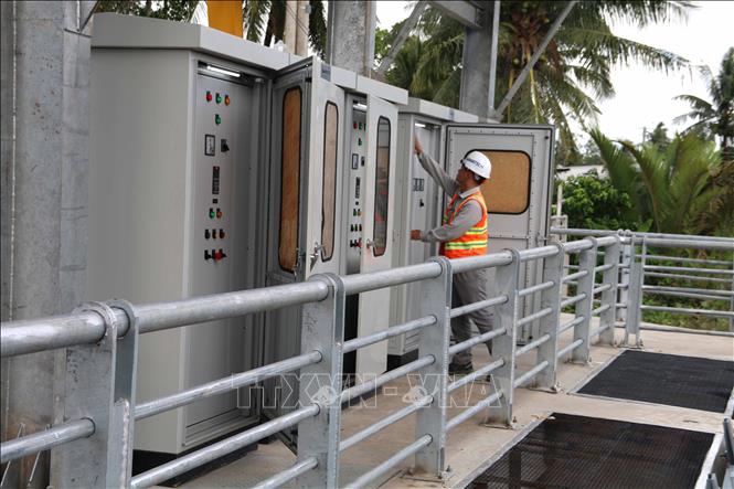 Trong ảnh: Cán bộ kỹ thuật vận hành trạm bơm. Ảnh: Thanh Hòa – TTXVN