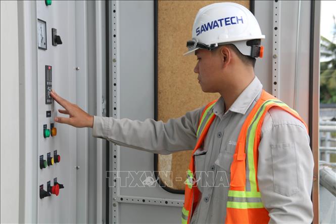Trong ảnh: Cán bộ kỹ thuật vận hành trạm bơm. Ảnh: Thanh Hòa – TTXVN