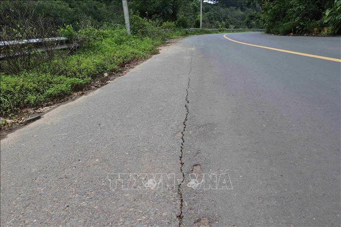 Trong ảnh: Nền mặt đường ĐT 755B qua khu vực thôn 5, xã Đăng Hà, huyện Bù Đăng có hiện tượng bị lún, trượt xuống phần taluy âm. Ảnh: Sỹ Tuyên - TTXVN