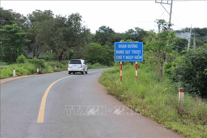 Trong ảnh: Lực lượng chức năng đã cắm biển cảnh báo tuyến đường thường xuyên sạt lở, có thể gây nguy hiểm cho người tham gia giao thông. Ảnh: Sỹ Tuyên - TTXVN