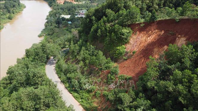 Trong ảnh: Tuyến đường ĐT 755B qua khu vực dốc 5 cây, thôn 4 xã Đăng Hà, huyện Bù Đăng, Bình Phước thường xuyên bị sạt lở taluy dương do đất đá từ trên đồi sạt xuống đường. Ảnh: Sỹ Tuyên – TTXVN