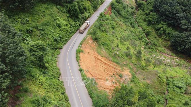 Trong ảnh: Vị trí mặt đường ĐT 755B đoạn qua khu vực thôn 5, xã Đăng Hà, huyện Bù Đăng, tỉnh Bình Phước mặc dù đã được gia cố phần taluy âm, tuy nhiên tình trạng sạt lở vẫn tái diễn mỗi khi vào mùa mưa. Ảnh: Sỹ Tuyên – TTXVN