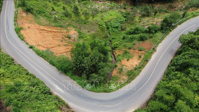 Trong ảnh: Vị trí mặt đường ĐT 755B đoạn qua khu vực thôn 5, xã Đăng Hà, huyện Bù Đăng, tỉnh Bình Phước mặc dù đã được gia cố phần taluy âm, tuy nhiên tình trạng sạt lở vẫn tái diễn mỗi khi vào mùa mưa. Ảnh: Sỹ Tuyên – TTXVN