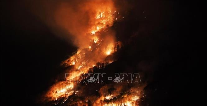 Trong ảnh: Khói lửa bốc lên từ đám cháy rừng ở Trùng Khánh, Trung Quốc ngày 19/8/2022. Ảnh: China News Service/TTXVN