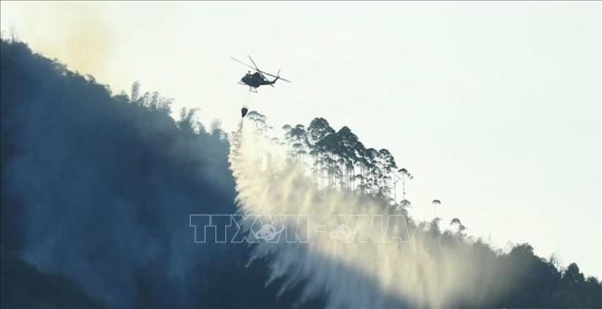 Trong ảnh: Trực thăng dập đám cháy rừng ở vùng núi thuộc huyện Phù Lăng, Trùng Khánh, Trung Quốc ngày 19/8/2022. Ảnh: China News Service/TTXVN