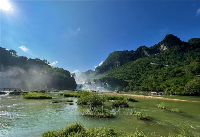 Ban Gioc waterfall is most beautiful between June and October, especially in September and October when it is full of water. VNA Photo: Chu Hiệu