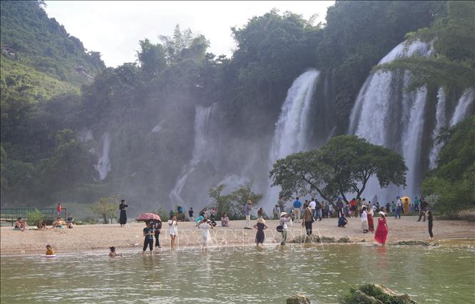 Ban Gioc waterfall attracts a lot of tourists. VNA Photo: Chu Hiệu