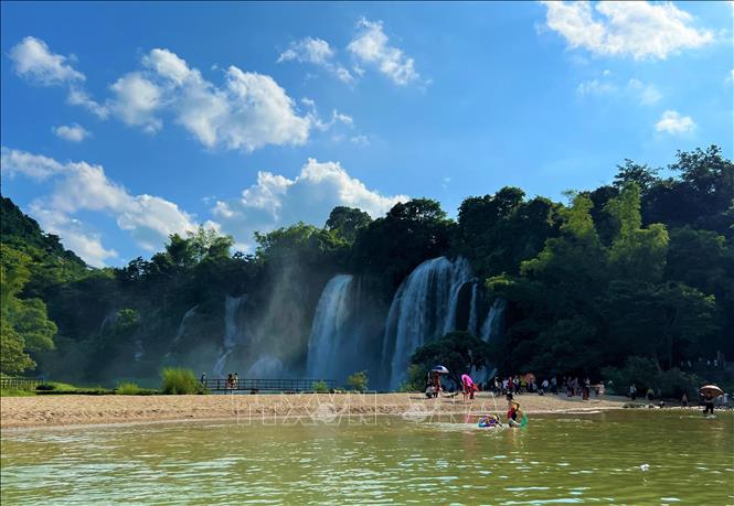 Ban Gioc waterfall attracts a lot of tourists. VNA Photo: Chu Hiệu