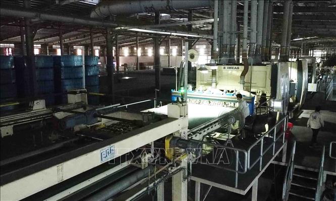Dây chuyền sản xuất gỗ của Công ty cổ phần gỗ MDF Thanh Thành Đạt ở Cụm công nghiệp Vũ Quang, xã Sơn Thọ, huyện Vũ Quang sử dụng công nghệ hiện đại của Đức và châu Âu có tính tự động hóa cao. Ảnh: Vũ Sinh - TTXVN