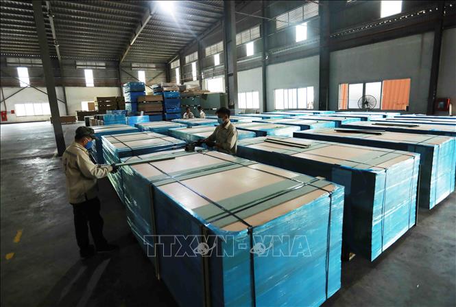 Đến hết tháng 7/2022, Công ty cổ phần gỗ MDF Thanh Thành Đạt ở Cụm công nghiệp Vũ Quang, xã Sơn Thọ, huyện Vũ Quang cung cấp phục vụ thị trường trong nước và xuất khẩu được 144.000m3. Ảnh: Vũ Sinh - TTXVN