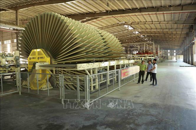 Dây chuyền sản xuất gỗ của Công ty cổ phần gỗ MDF Thanh Thành Đạt ở Cụm công nghiệp Vũ Quang, xã Sơn Thọ, huyện Vũ Quang. Ảnh: Vũ Sinh - TTXVN