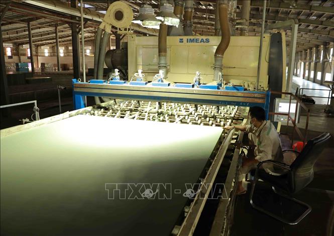 Dây chuyền sản xuất gỗ của Công ty cổ phần gỗ MDF Thanh Thành Đạt ở Cụm công nghiệp Vũ Quang, xã Sơn Thọ, huyện Vũ Quang sử dụng công nghệ hiện đại của Đức và châu Âu có tính tự động hóa cao. Ảnh: Vũ Sinh - TTXVN
