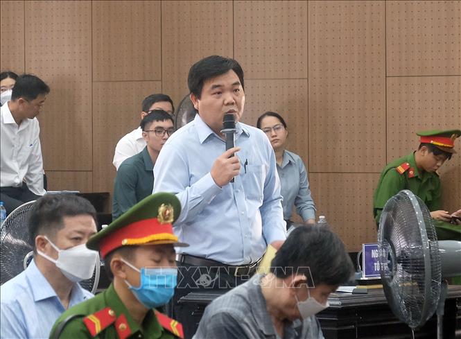 Ông Phạm Văn Hiền, Chánh Văn phòng Tỉnh ủy Bình Dương trình bày ý kiến với Hội đồng xét xử. Ảnh: Kim Anh - TTXVN