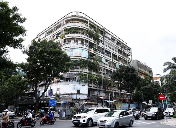 Trong ảnh: Chung cư cũ trên đường Nguyễn Đình Chiểu, quận 3. Ảnh: Hồng Đạt - TTXVN
