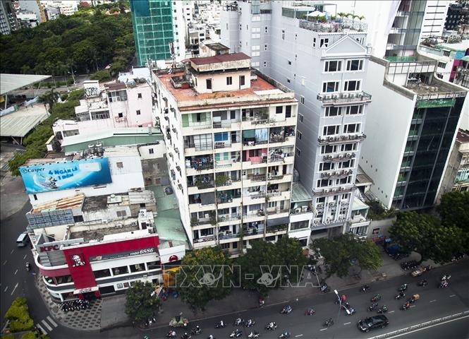 Trong ảnh: Chung cư cũ trên đường Nguyễn Thị Nghĩa, quận 1. Ảnh: Hồng Đạt - TTXVN