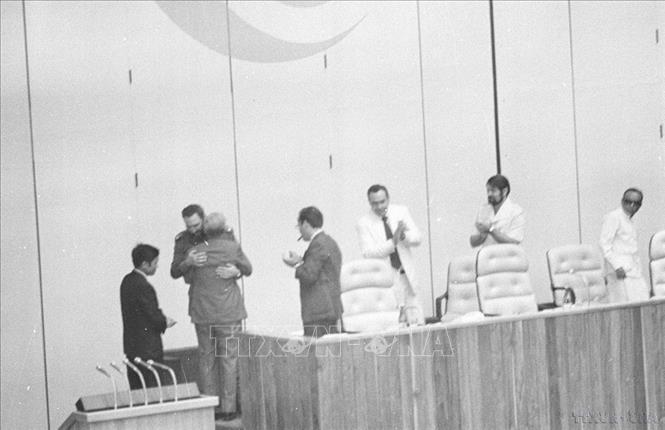 Thủ tướng Phạm Văn Đồng cảm ơn Chủ tịch Cuba Fidel Alejandro Castro Ruz đã ủng hộ nhân dân Việt Nam trong công cuộc xây dựng và bảo vệ đất nước tại Lễ khai mạc Hội nghị cấp cao Không liên kết lần thứ 6, thủ đô La Habana, Cuba (1979). Ảnh: TTXVN
