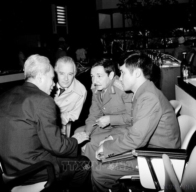 Tại Hội nghị cấp cao Không liên kết lần thứ 6, Thủ tướng Phạm Văn Đồng nói chuyện với Phó Thủ tướng Cuba Raul Castro Ruz (1979). Ảnh: Xuân Lâm - TTXVN
