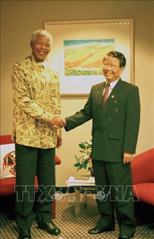Tổng thống Nam Phi Nelson Mandela, Chủ tịch phong trào các nước không liên kết tiếp Chủ tịch nước Trần Đức Lương sang dự Hội nghị cấp cao Phong trào Không liên kết lần thứ 12 tại Nam Phi (9/1998). Ảnh: Trọng Nghiệp TTXVN