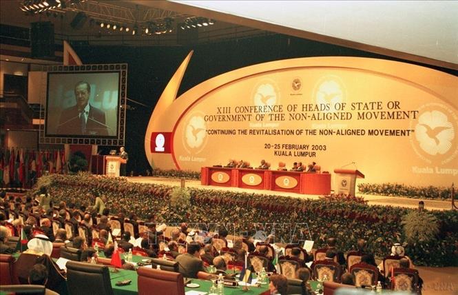 Lễ khai mạc Hội nghị cấp cao Phong trào Không liên kết lần thứ 13 tại thủ đô Kuala Lumpur, Malaysia (2003). Ảnh: Nguyễn Khang - TTXVN 