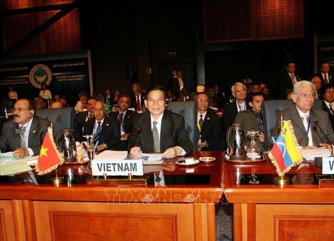 Chủ tịch nước Nguyễn Minh Triết dẫn dầu đoàn Việt Nam dự Hội nghị cấp cao Phong trào Không liên kết lần thứ 15, diễn ra ở Sharm el-Sheikh (Ai Cập), ngày 16/7/2009. Ảnh: Nguyễn Khang – TTXVN