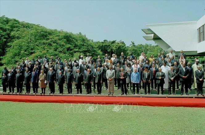 Chủ tịch nước Nguyễn Minh Triết cùng trưởng đoàn các nước tham dự Hội nghị cấp cao Phong trào Không liên kết lần thứ 14 tại La Habana (Cuba), năm 2006. Ảnh: Nguyễn Khang - TTXVN