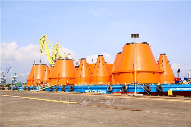 The coal bunkers and funnels provided by Doosan Vina to VP1. VNA Photo: Phạm Cường