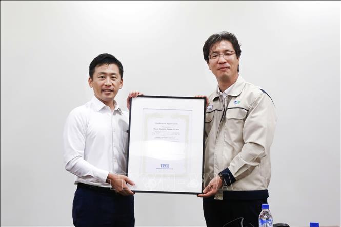 Granting the certificate to recognise Doosan Vina's quality and capacity in supplying equipment for the Van Phong 1. VNA Photo: Phạm Cường