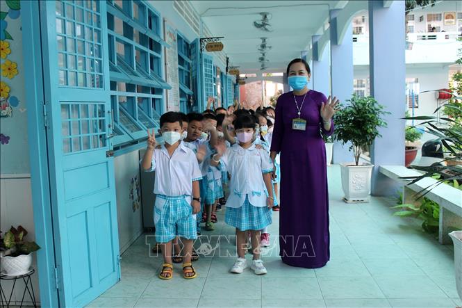 Trong ảnh: Học sinh lớp 1 trường Tiểu học Lê Quý Đôn xếp hàng ngay ngắn vào lớp. Ảnh: Hữu Chí - TTXVN