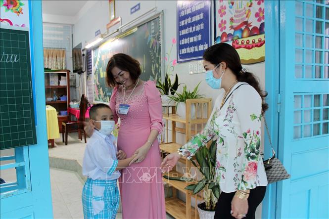 Trong ảnh: Ngày đầu tiên giáo viên Trường Tiểu học Lê Quý Đôn (Thành phố Mỹ Tho, tỉnh Tiền Giang) đón trẻ vào lớp. Ảnh: Hữu Chí - TTXVN