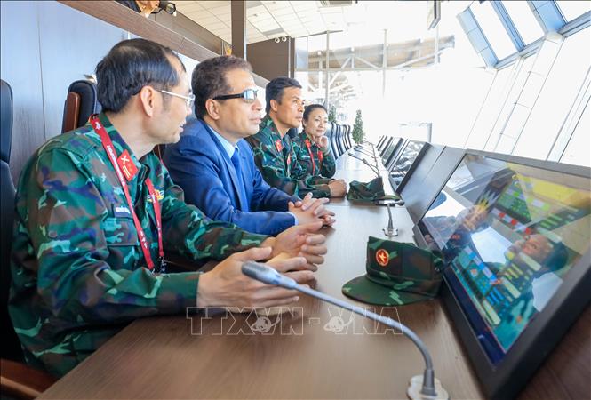 Trong ảnh: Đại sứ Việt Nam tại Nga Đặng Minh Khôi và lãnh đạo Đoàn Quân đội Nhân dân Việt Nam tại Army Games 2022 theo dõi các kíp xe của Đội tuyển Việt Nam thi đấu bán kết cuộc thi Xe tăng hành tiến. Ảnh: Trần Hiếu - PV TTXVN tại Nga