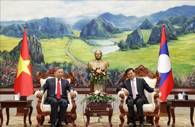 General Secretary of the Lao People's Revolutionary Party Central Committee and President of Laos Thongloun Sisoulith receives Vietnamese Minister of Public Security Gen. To Lam. VNA Photo: Phạm Kiên