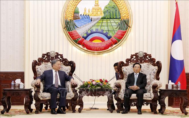 Lao Prime Minister Phankham Viphavan receives Vietnamese Minister of Public Security Gen. To Lam. VNA Photo: Phạm Kiên