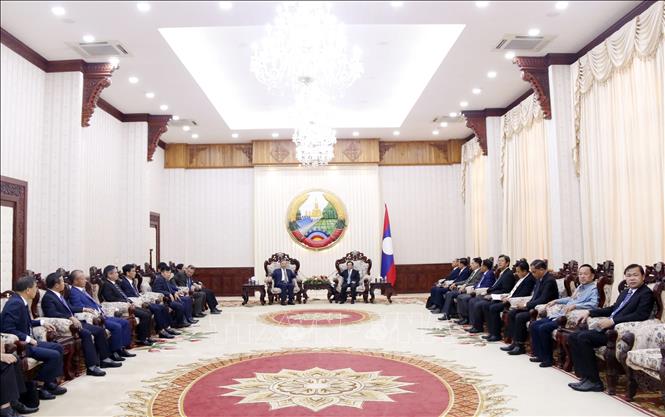Lao Prime Minister Phankham Viphavan receives Vietnamese Minister of Public Security Gen. To Lam. VNA Photo: Phạm Kiên
