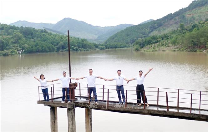 Trong ảnh: Du khách chụp ảnh lưu niệm bên Hồ Pắc Làng. Ảnh: Anh Tuấn – TTXVN 