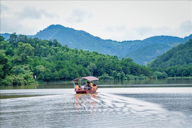 Trong ảnh: Du khách tham quan ngắm cảnh Hồ Pắc Làng. Ảnh: Anh Tuấn – TTXVN