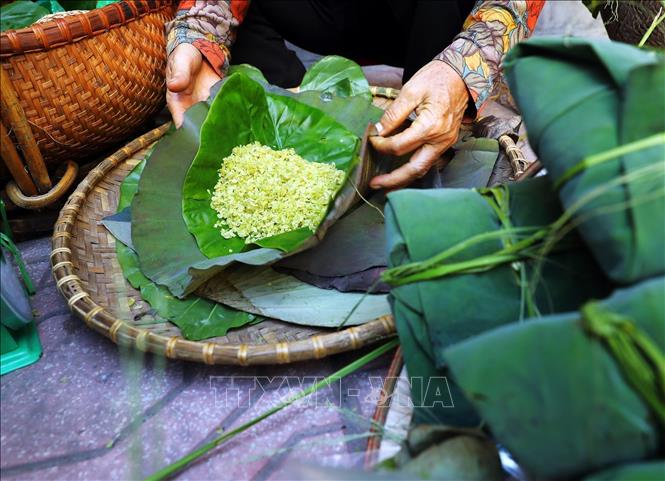 Com (Green sticky rice) is typical delicacy in autumn. VNA Photo: Lâm Khánh
