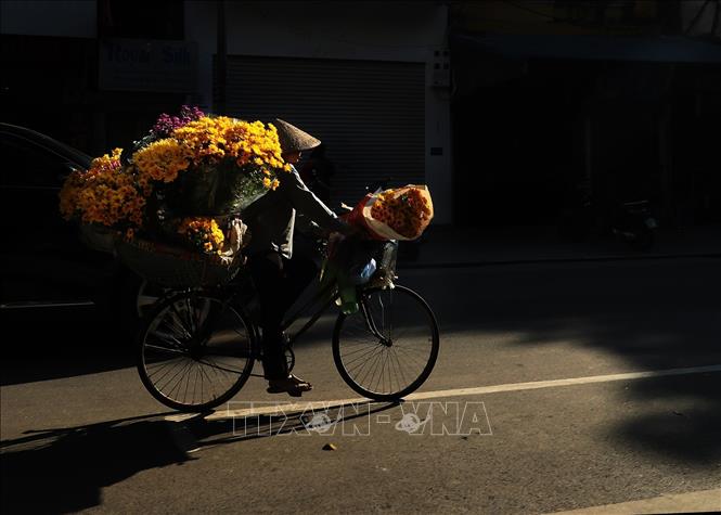 A flower vendor on Hanoi's street. VNA Photo: Lâm Khánh