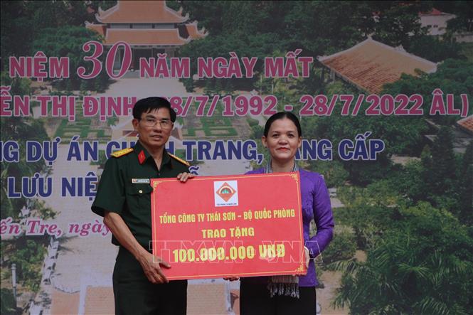Trong ảnh: Các đơn vị, tổ chức ủng hộ kinh phí dự án chỉnh trang, nâng cấp Khu lưu niệm Nguyễn Thị Định. Ảnh: Huỳnh Phúc Hậu - TTXVN