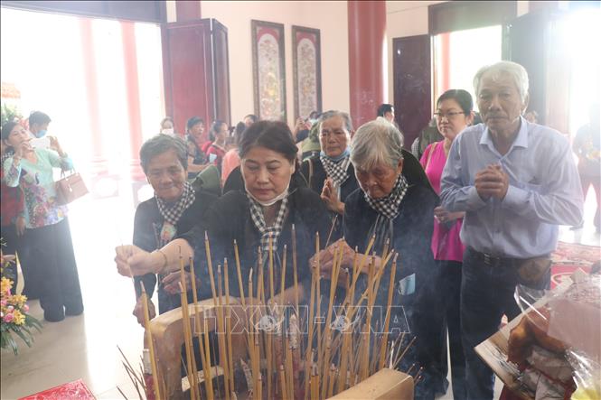 Trong ảnh: Các đại biểu dâng hương tưởng nhớ Nữ tướng Nguyễn Thị Định. Ảnh: Huỳnh Phúc Hậu - TTXVN