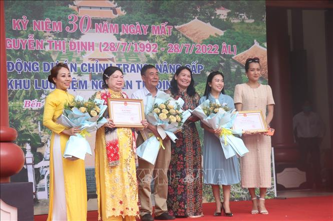 Trong ảnh: Lãnh đạo Ủy ban nhân dân tỉnh Bến Tre tặng bằng khen cho các tập thể, cá nhân đã tặng vật phẩm cho Khu lưu niệm Nguyễn Thị Định. Ảnh: Huỳnh Phúc Hậu - TTXVN 