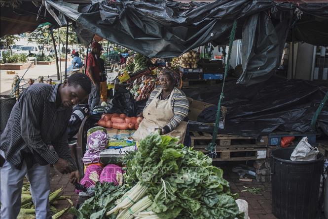 Trong ảnh: Người dân mua sắm tại một chợ ở Soweto, Nam Phi. Ảnh: AFP/TTXVN