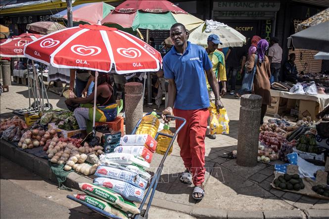 Trong ảnh: Người dân mua sắm tại một chợ ở Soweto, Nam Phi. Ảnh: AFP/TTXVN