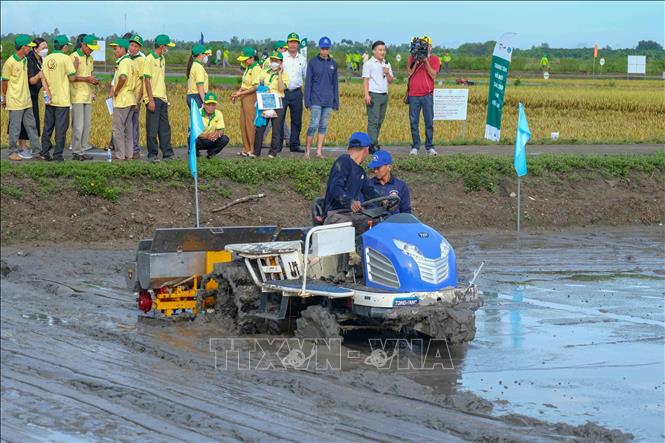 A machinery field demonstration for agricultural production with high efficiency in Can Tho City. VNA Photo: Thanh Liêm