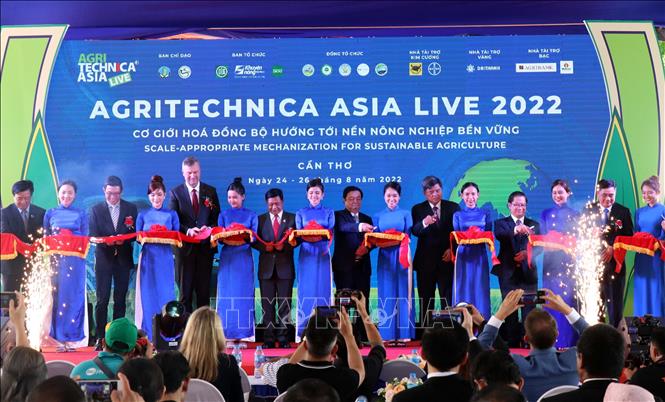 Delegates cut the ribbon to open the event. VNA Photo: Trung Kiên