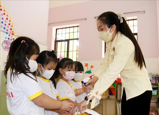 Trong ảnh: Học sinh trường Mầm non Sao Mai (phường Vĩnh Thanh, thành phố Rạch Giá, tỉnh Kiên Giang) khử khuẩn tay trước khi vào lớp. Ảnh: Hồng Đạt - TTXVN
