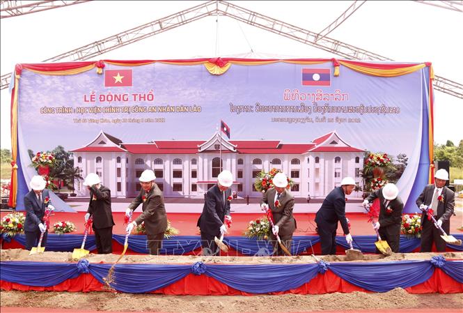Delegates attend the groundbreaking ceremony. VNA Photo: Phạm Kiên