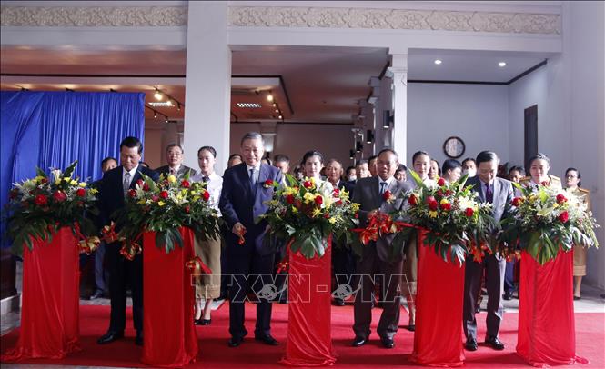 Delegates attend a photo exhibition spotlighting the comprehensive cooperation between the police force of the two countries over the last six decades. VNA Photo: Phạm Kiên