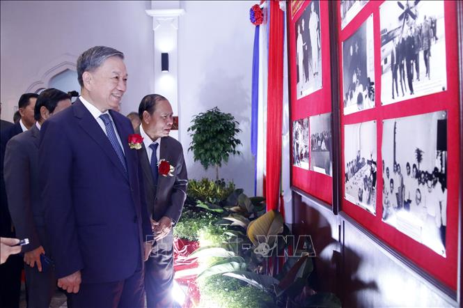 Delegates attend a photo exhibition spotlighting the comprehensive cooperation between the police force of the two countries over the last six decades. VNA Photo: Phạm Kiên